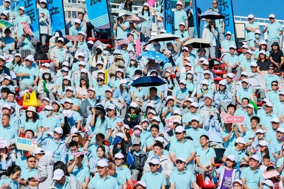 5-觀看運動會的中國五礦職工